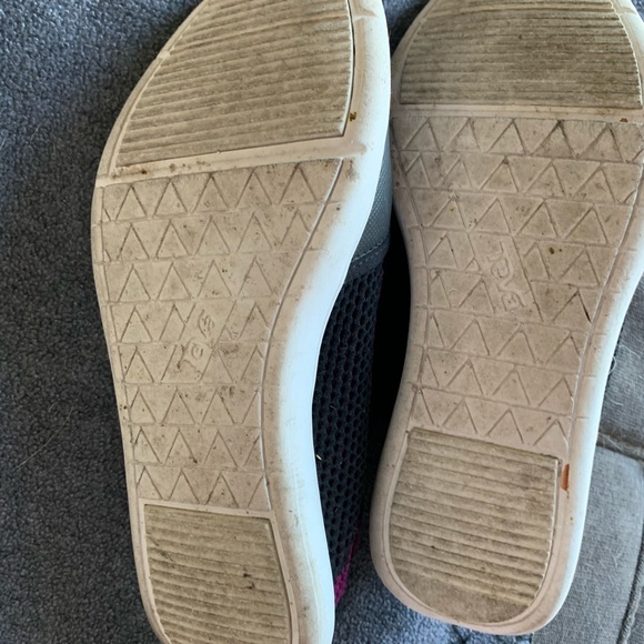 Teva Flats in a cool black and purple - Picture 3 of 5